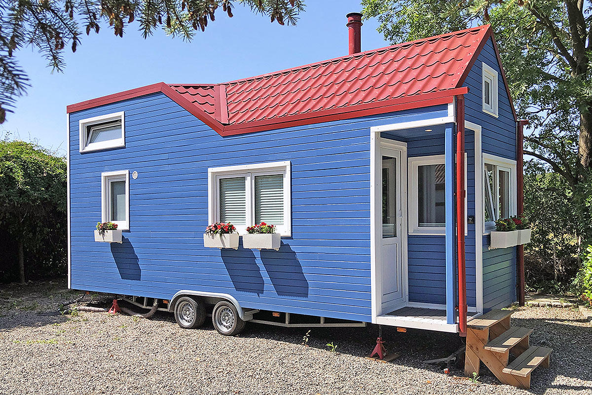 Rolling_Tiny_House_mit_Pelletofen_auf_PKW-Anhänger.jpg